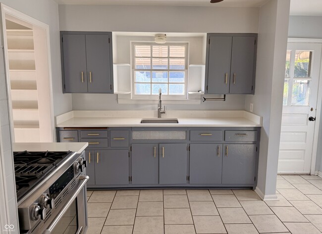 Building Photo - 1524 E 54th St