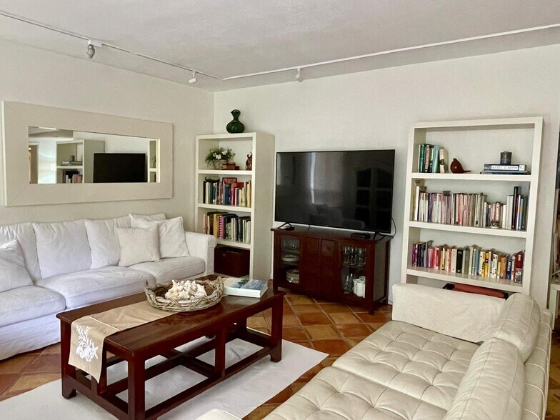 Building Photo - 161 Crandon Blvd