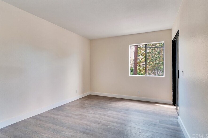 Building Photo - 2343 E 17th St