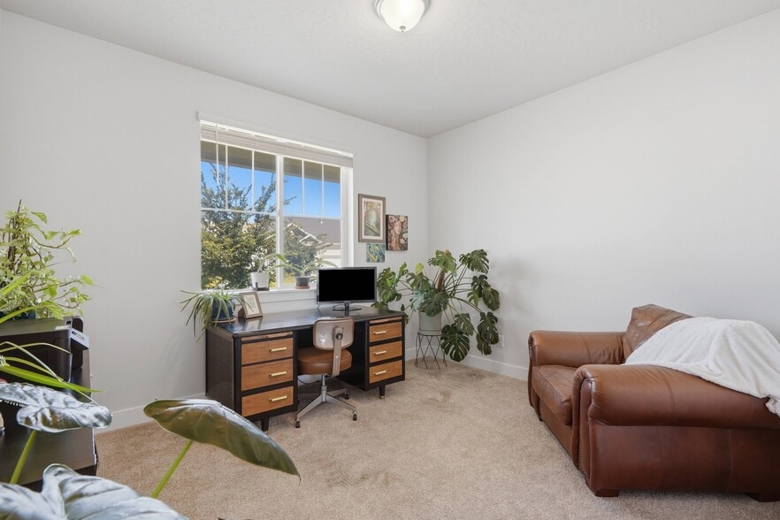 Building Photo - 2208 N Elderberry Dr