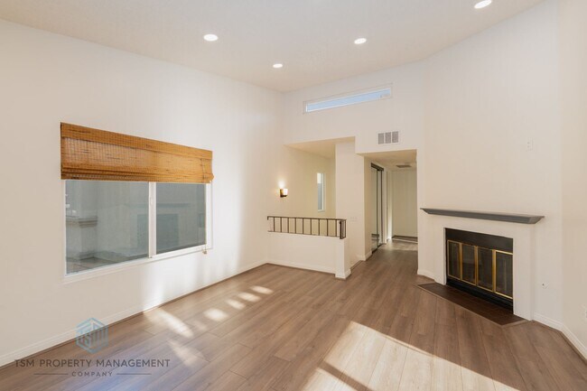Building Photo - 2 Bed 2 Bath End Unit Townhouse with Amazing View in Rancho Cucamonga!