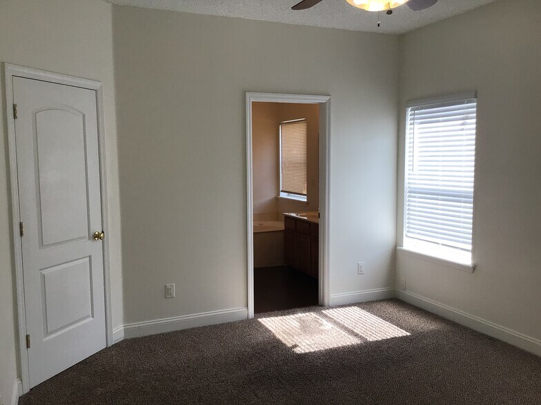 Building Photo - 11551 Oak Meadow Ln