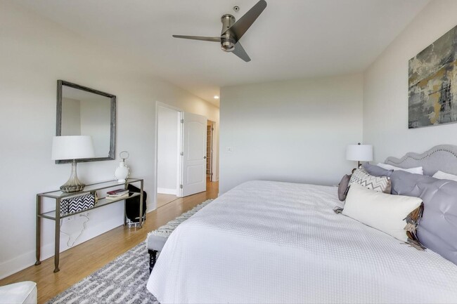 Building Photo - 330 S Michigan Ave