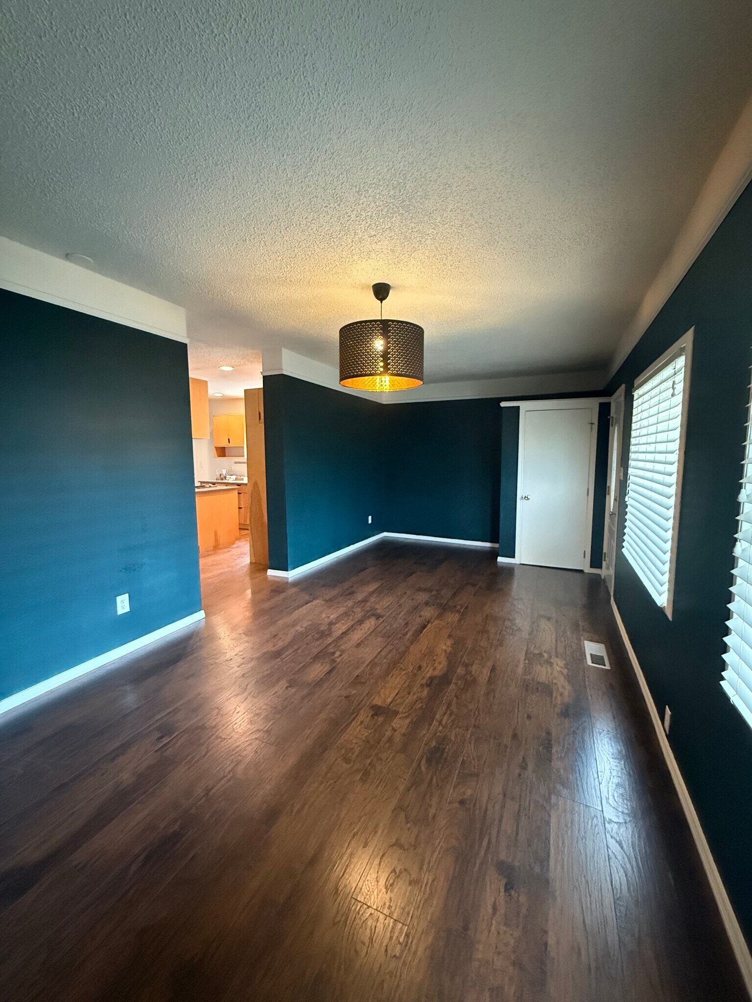 Building Photo - 406 E 43rd St