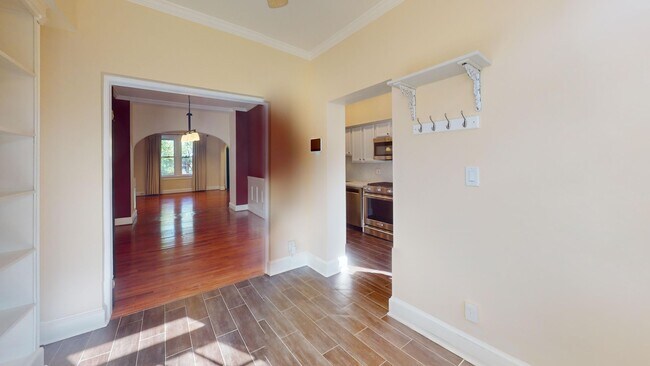 Building Photo - Spacious Three Bedroom Home W/Backyard, Ba...