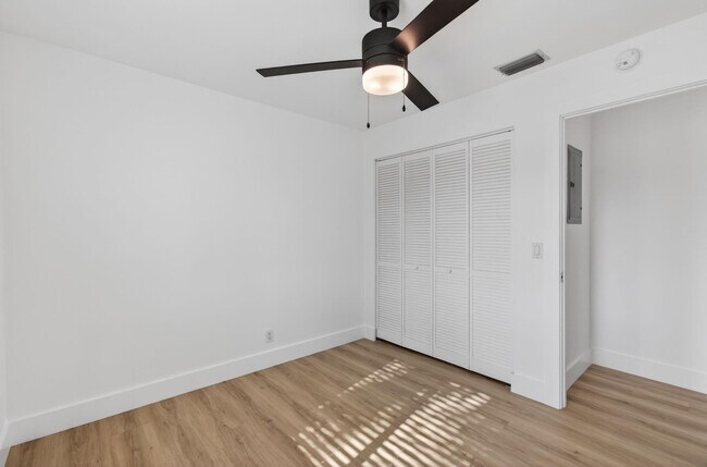 Building Photo - 6425 96th Pl S