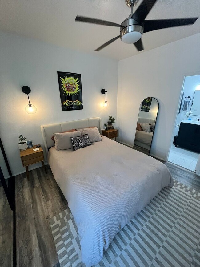 Building Photo - Stunning 2-Bed, 2-Bath Renovated Home with Private Patio & Parking!