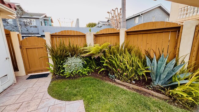 Beautiful, landscaped yard (landscaping included in the rent) - 2107 Plant Ave