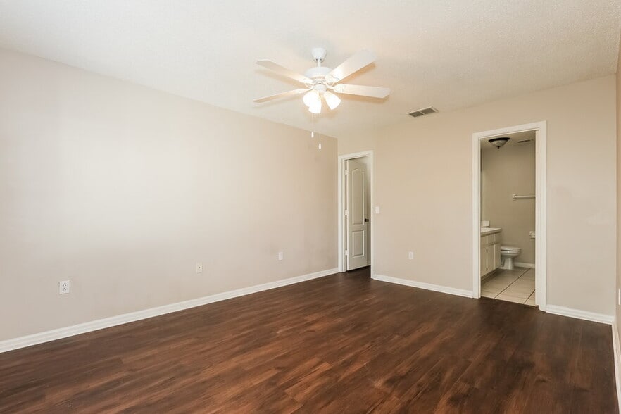 Building Photo - 656 Lakemont Dr