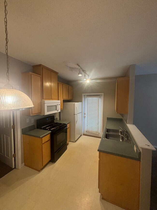 Building Photo - Spacious 3 BR 3 BA in Great Location!