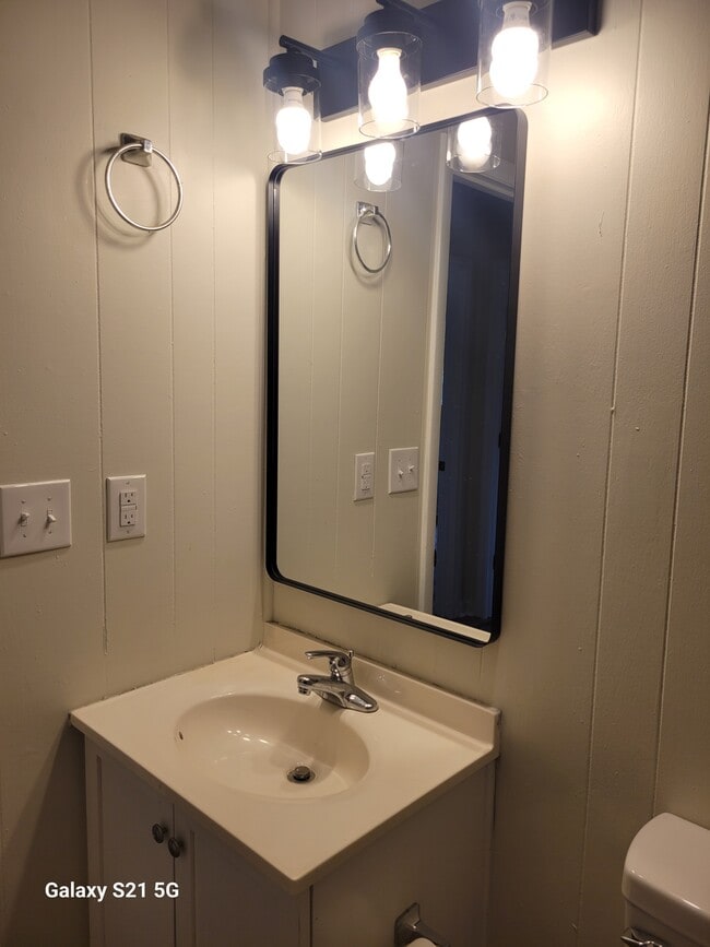 Building Photo - 214 Lakeshire Dr