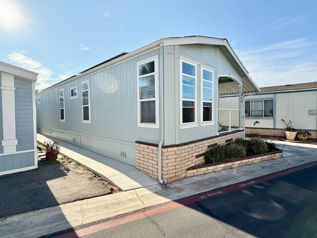 Building Photo - 80 Huntington St