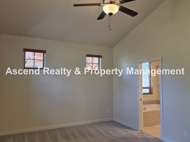 Building Photo - Available Immediately Minutes to Orenco Sh...
