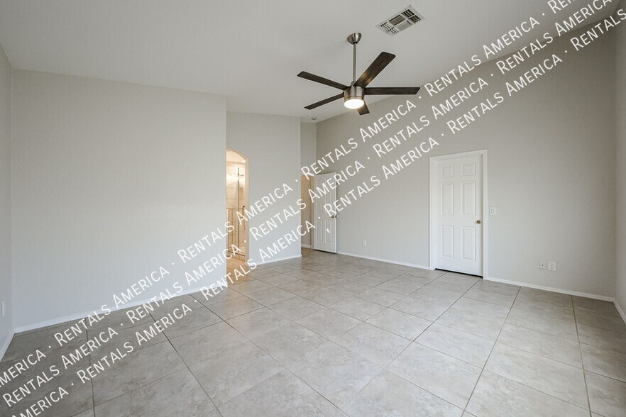 Building Photo - 854 W Straford Ave