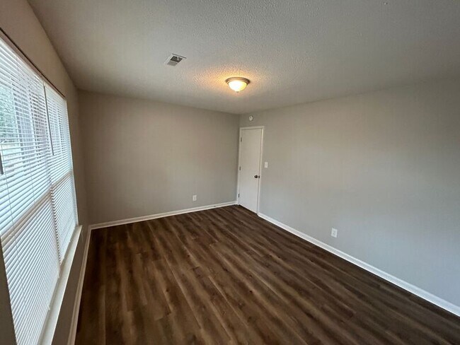 Building Photo - 2026 Woodmead St SW