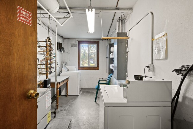 Building Photo - Spacious 1/BR/1 Bath Available Now!