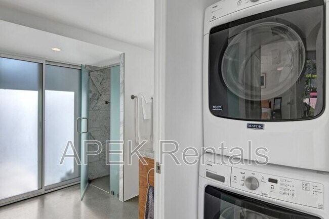 Building Photo - 3133 N Sunnyview Dr