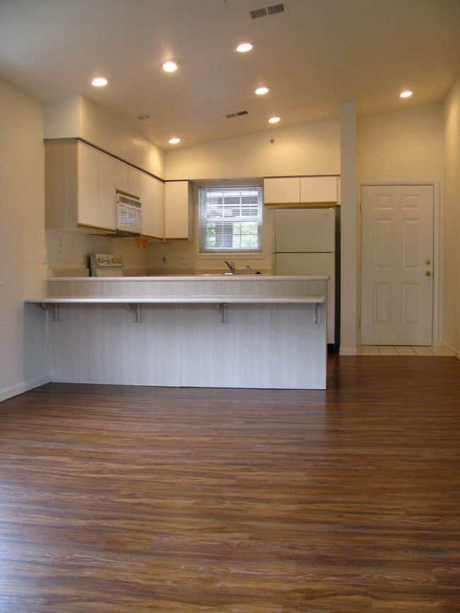 Building Photo - Condominium in The Oaks of Holiday Hills R...