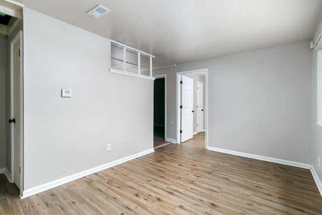 Building Photo - "Charming 3-Bedroom Gem with Cozy Living Space in Saint Louis!"