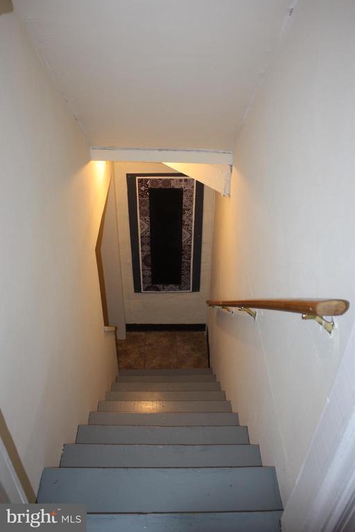 Building Photo - 423 Happy Creek Rd