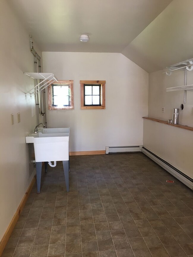 Building Photo - Single Family Home