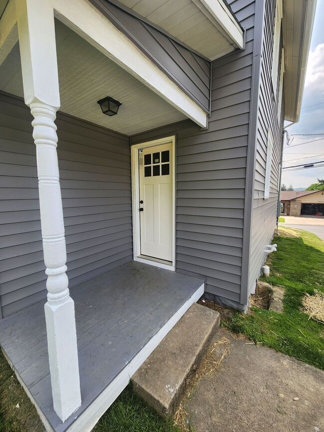 Building Photo - 3 Bed/2 Bath House Located in Suncrest Lawncare included - Available NOW