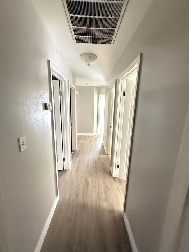 Building Photo - Spacious 4-Bedroom Home in Southwest Bakersfield