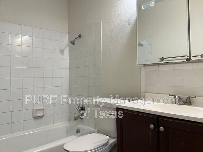 Building Photo - 801 Country Aire Dr