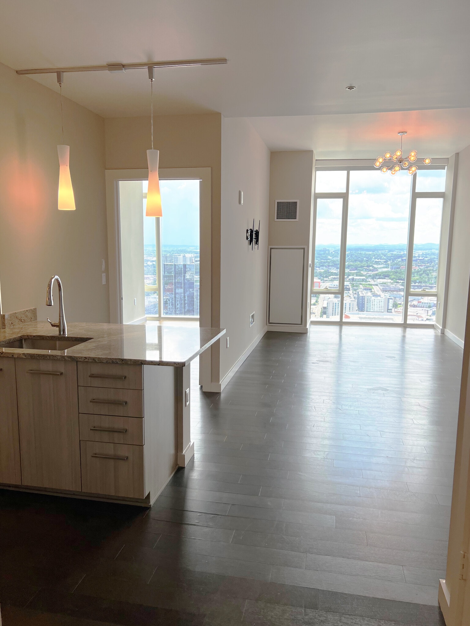 3707 Family Room - 515 Church St