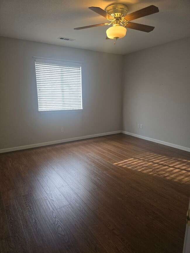 Building Photo - Beautiful 3 bed 2 bath