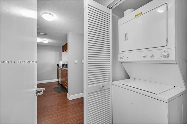 Building Photo - 1800 N Bayshore Dr