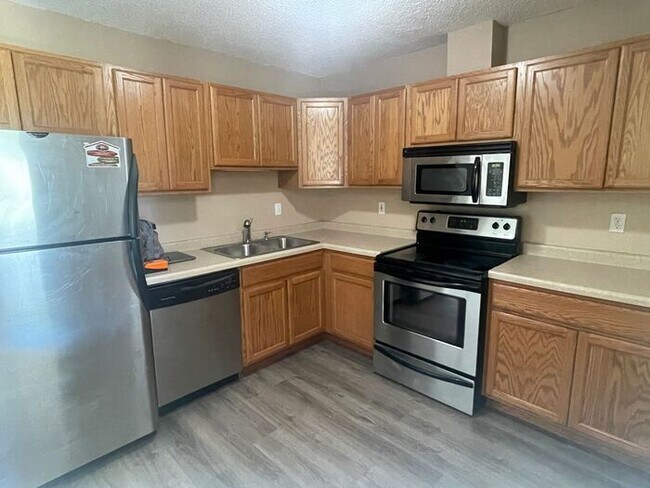 Building Photo - Chanhassen Town Home, All New Carpet/Floor...