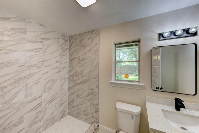 Building Photo - 8826 Robindell Dr