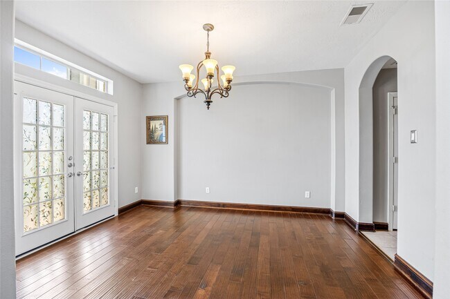 Building Photo - 8127 Edenwood Dr