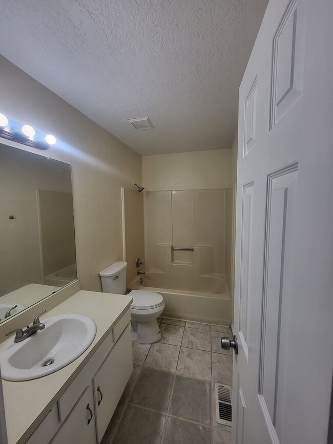 Building Photo - North valley 3 bedroom 2/BA 1245/sf 1/CG 2...