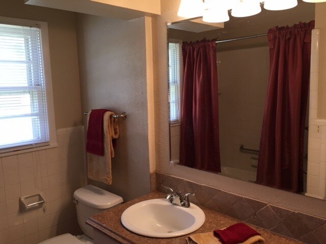 Building Photo - Huge Updated 4 Bedroom/2 Bath/2 Living Room House close to TTU - Available AUGUST