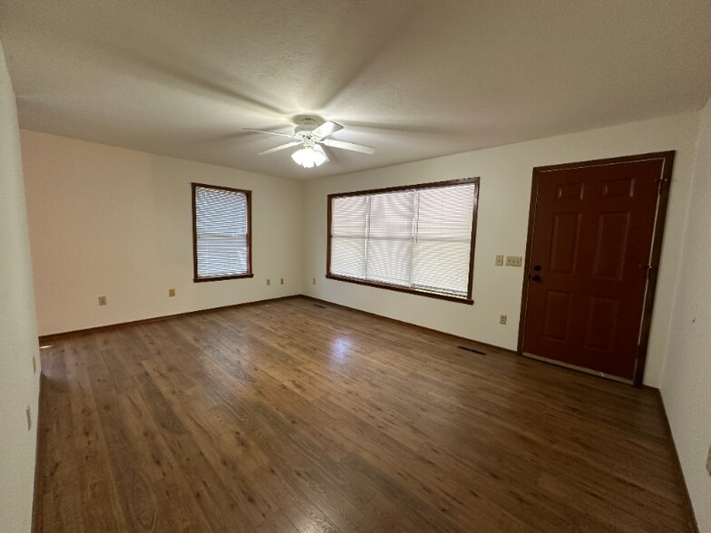 Building Photo - 1501 Carolyn Dr