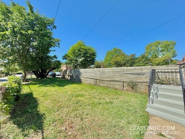 Building Photo - 733 Crittenden St NE