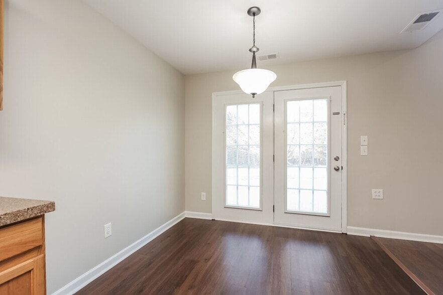 Building Photo - 707 Bob White Ct