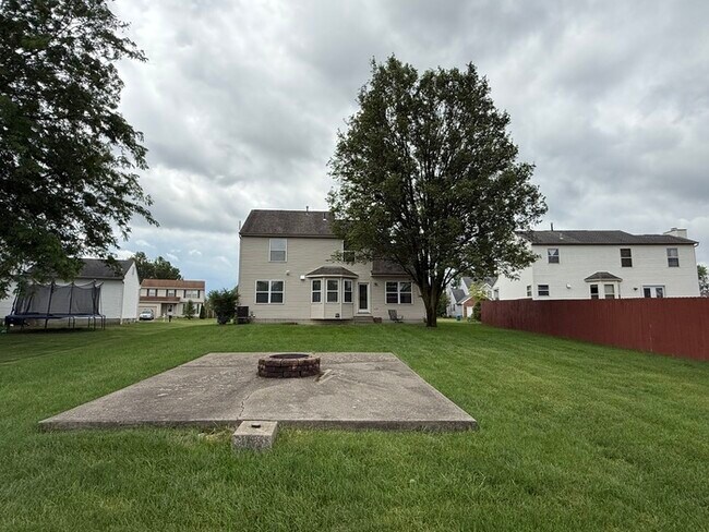 Building Photo - Gorgeous home with large backyard