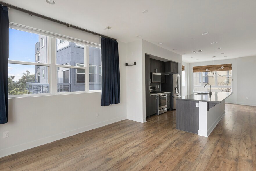 Building Photo - 2753 Waverly Dr