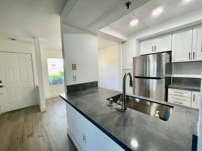 Building Photo - Fully Remodeled 3 Bed 2 Bath East lake