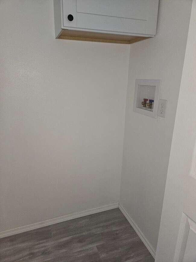 Building Photo - 703