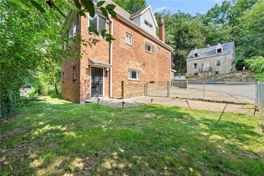 Building Photo - 6026 Sawyer St