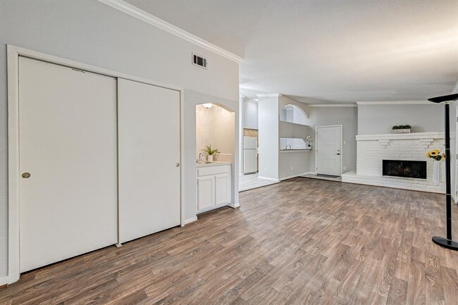 Building Photo - 2425 Augusta Dr