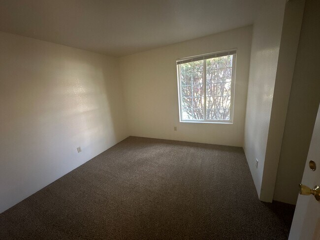 Building Photo - Quiet Eastside 3 Bdrm House, 2 Bath, All appliances in Kitchen, Attached Garage, Fenced Yard