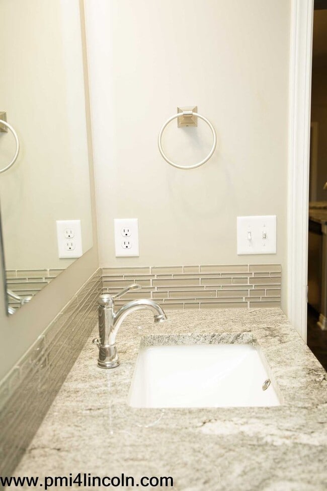 Building Photo - 9800 S 72 St – 5 beds/3 baths/ 3-stall