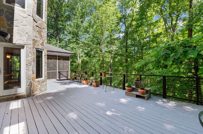 Building Photo - Luxurious 5-Bed Sanctuary with Scenic View...