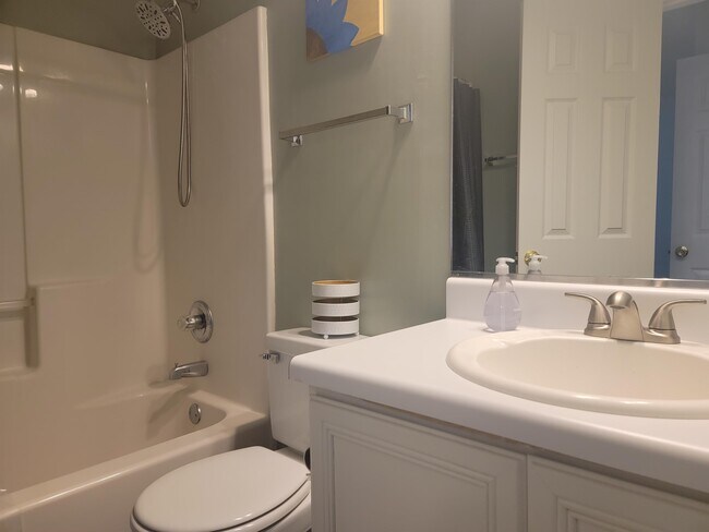 Building Photo - 14 Heritage Village Ln