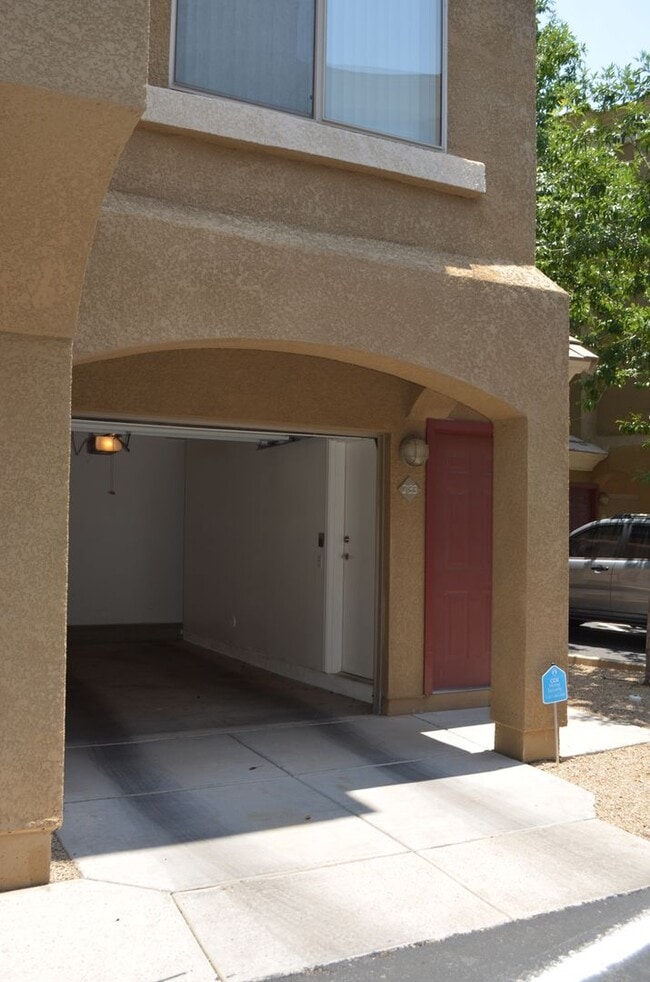 Building Photo - MOVE IN Special!!  Biltmore 2 bedroom!